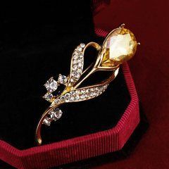 Брошка жіноча Квітка кристал металева золотиста на шпильці декорована каплевидним кремовим кристалом та прозорими стразами (арт. br_a0139_01)